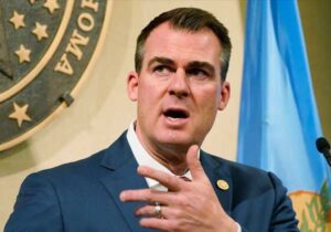 gubernur terbodoh kevin stitt