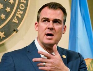 gubernur terbodoh kevin stitt