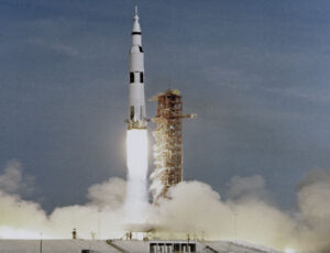 latar belakang misi apollo 11
